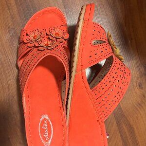 NWOT Atalina Corral Wedge Foower Rhinestone Sandals Size 8